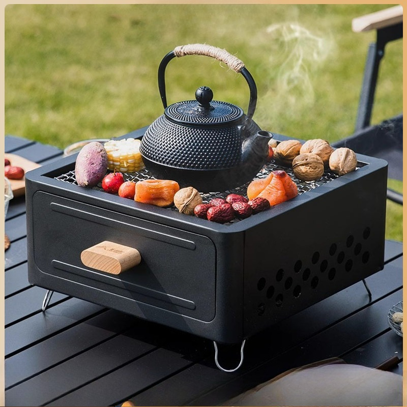 Camping Cooking - 持ち運び可能な炭火焼きグリル。正方形の構造で、屋外でのキャンプや家庭での使用、庭でのバーベキューに最適。お手入れも簡単で、お茶を煮るのにも使えます。