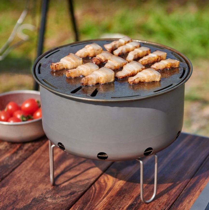Camping Cooking Table With Windshield - 屋外用チタン製ポータブルフラットトップ韓国式BBQグリルテーブル 折りたたみ式鉄製調理グリル キャンプ場用