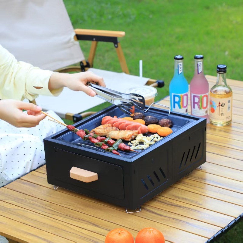 持ち運び可能な炭火焼きグリル。正方形の構造で、屋外でのキャン - Camping Cooking のレビューと価格