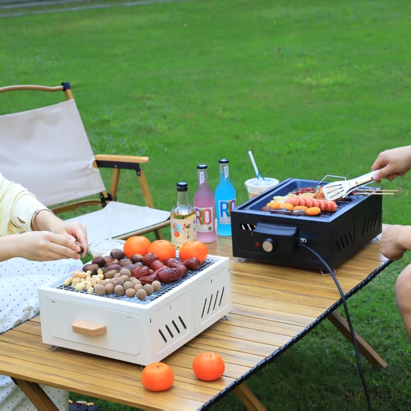 持ち運び可能な炭火焼きグリル。正方形の構造で、屋外でのキャン - Camping Cooking のレビューと価格